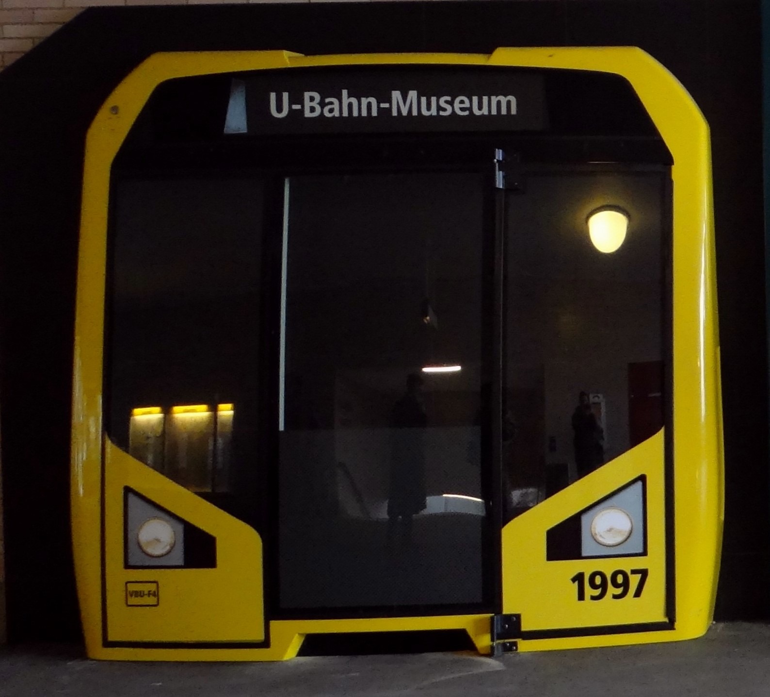 Eine Front der Baureihe H flankiert den Eingang des Berliner U-Bahn Museum.